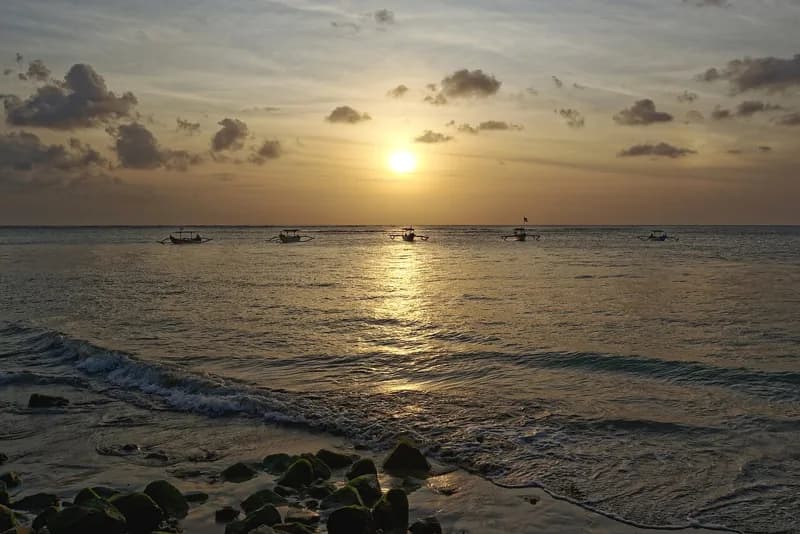 Pantai Melasti vs Kuta vs Sanur: Mana yang Cocok untuk Anda?
