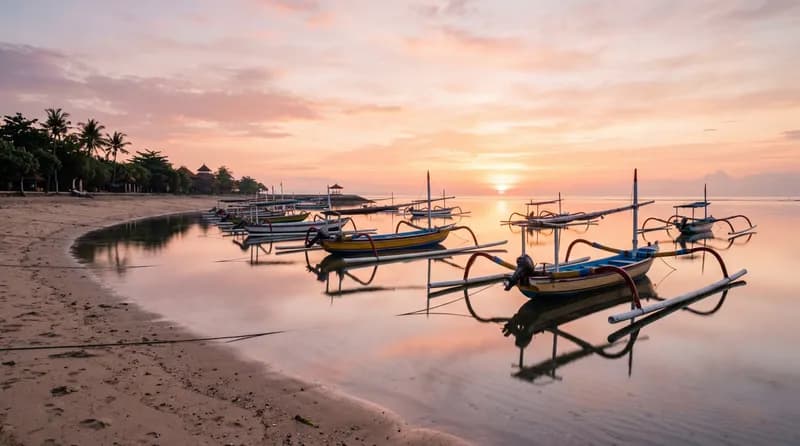 Sunrise di Pantai Sanur Bali dengan perahu jukung tradisional dan langit pastel