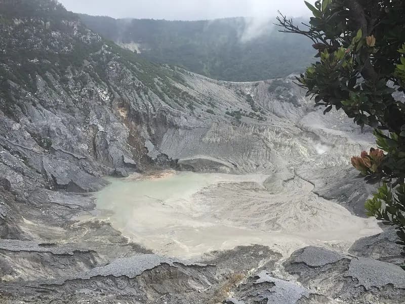 Gunung Tangkuban Perahu 2026: Tiket, Jam Buka, Kawah, dan Rute