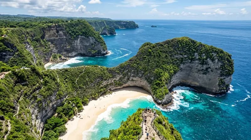 Kelingking Beach di Nusa Penida dengan tebing dramatis dan laut biru jernih